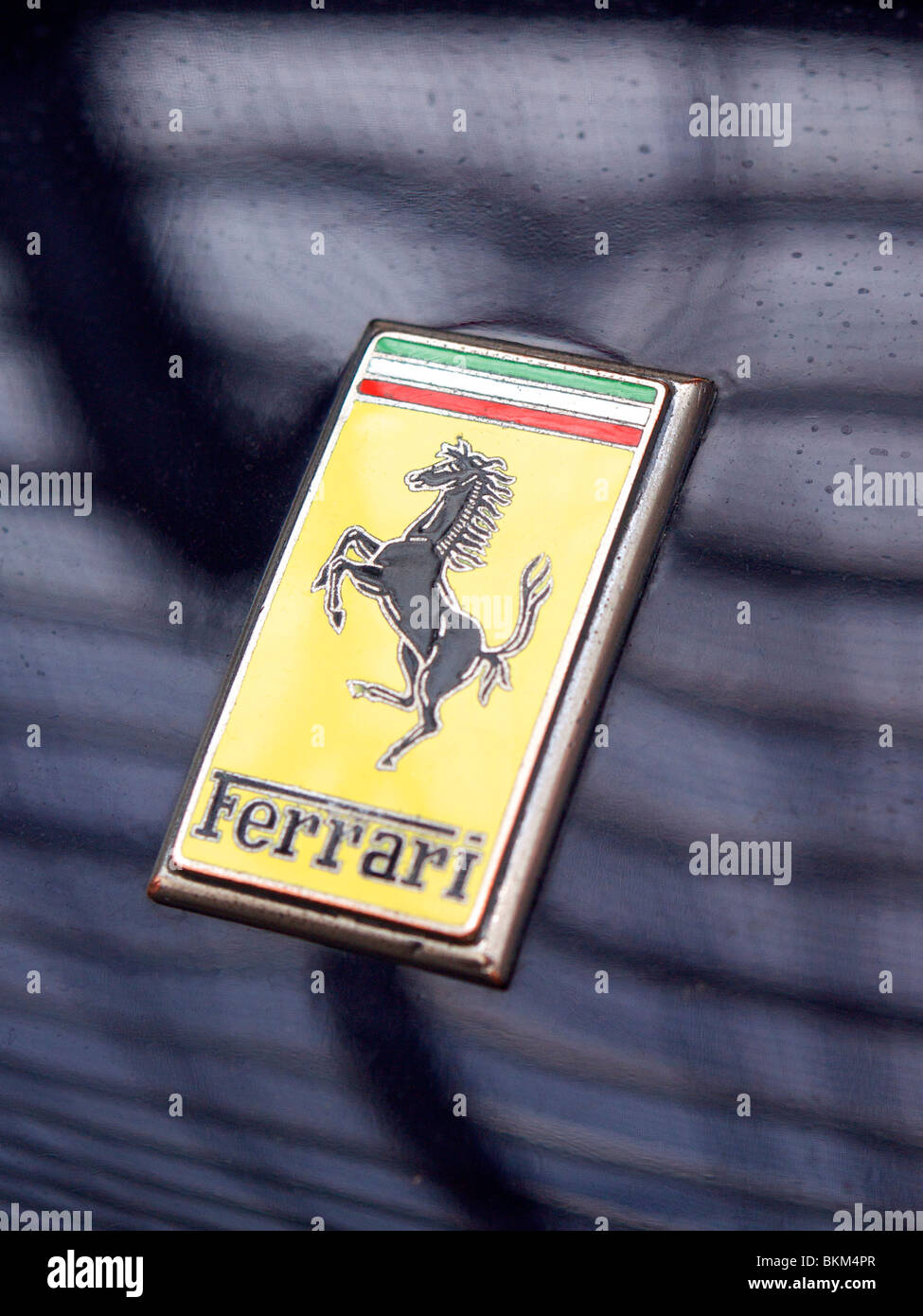 Ferrari badge sulla parte anteriore di un classico sportscar Foto Stock