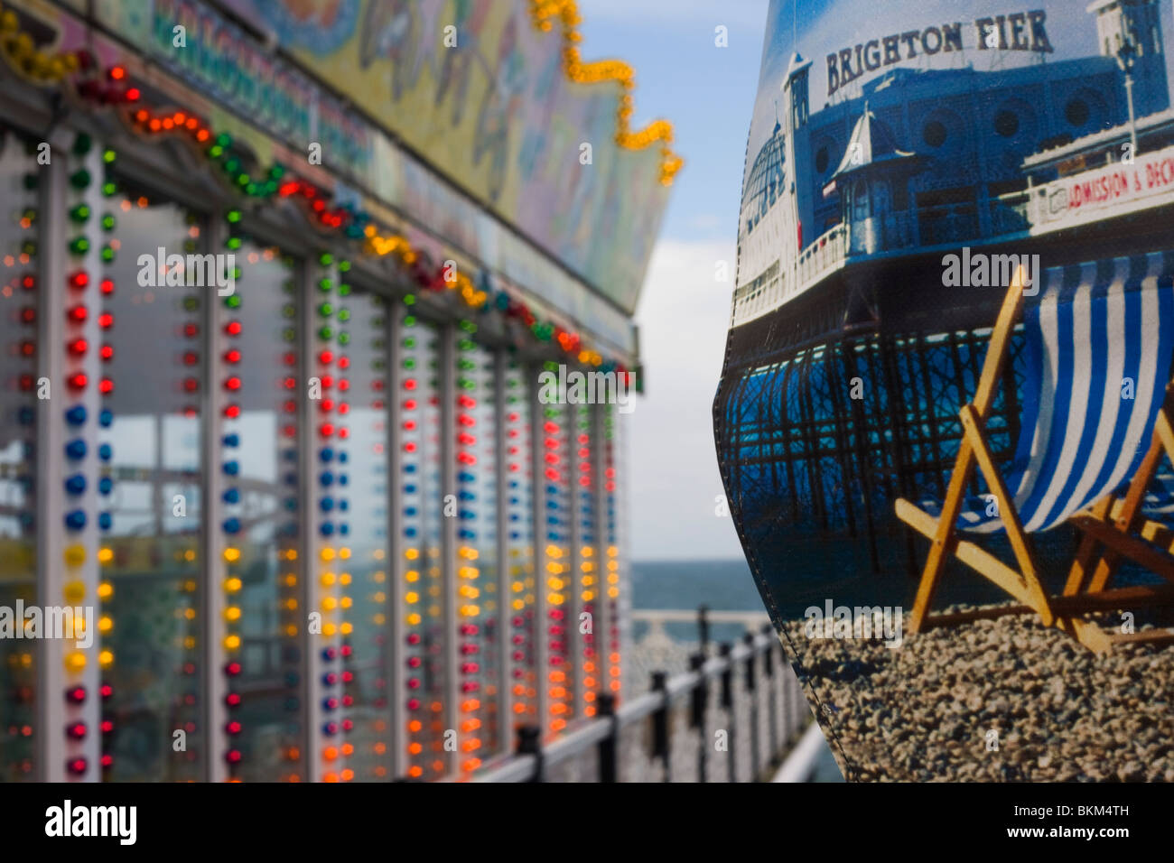 Il Brighton Pier sala giochi di luci e tela spiaggia sdraio illustrazioni con il mare orizzonte oltre. Foto Stock