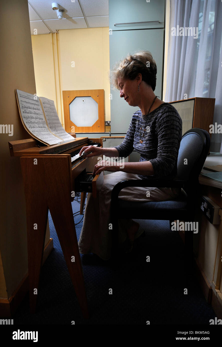 Cynthia Miller un esperto a giocare il ondes Martenot raffigurato all'Symphony Hall Birmingham Maggio 2008 Foto Stock