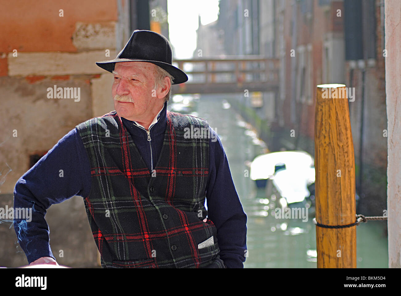 Ritratto di un anziano uomo italiano in piedi accanto a un Canal, Venezia, Italia Foto Stock