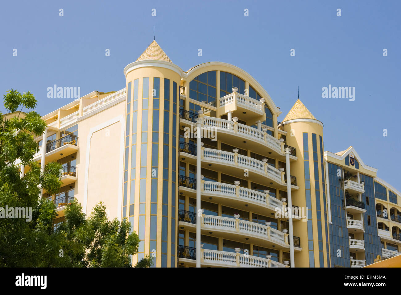Architettura moderna, Sunny Beach, (Slunchev Bryag), ben noto resort, Mar Nero, Penisola balcanica, Europa orientale Foto Stock
