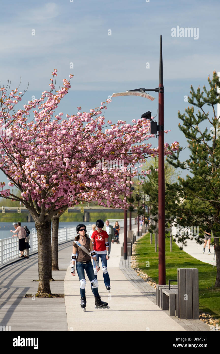 La prevista-out esplanade di Vichy per pedoni e per chi ama fare jogging (Francia). Pattinaggio. Foto Stock