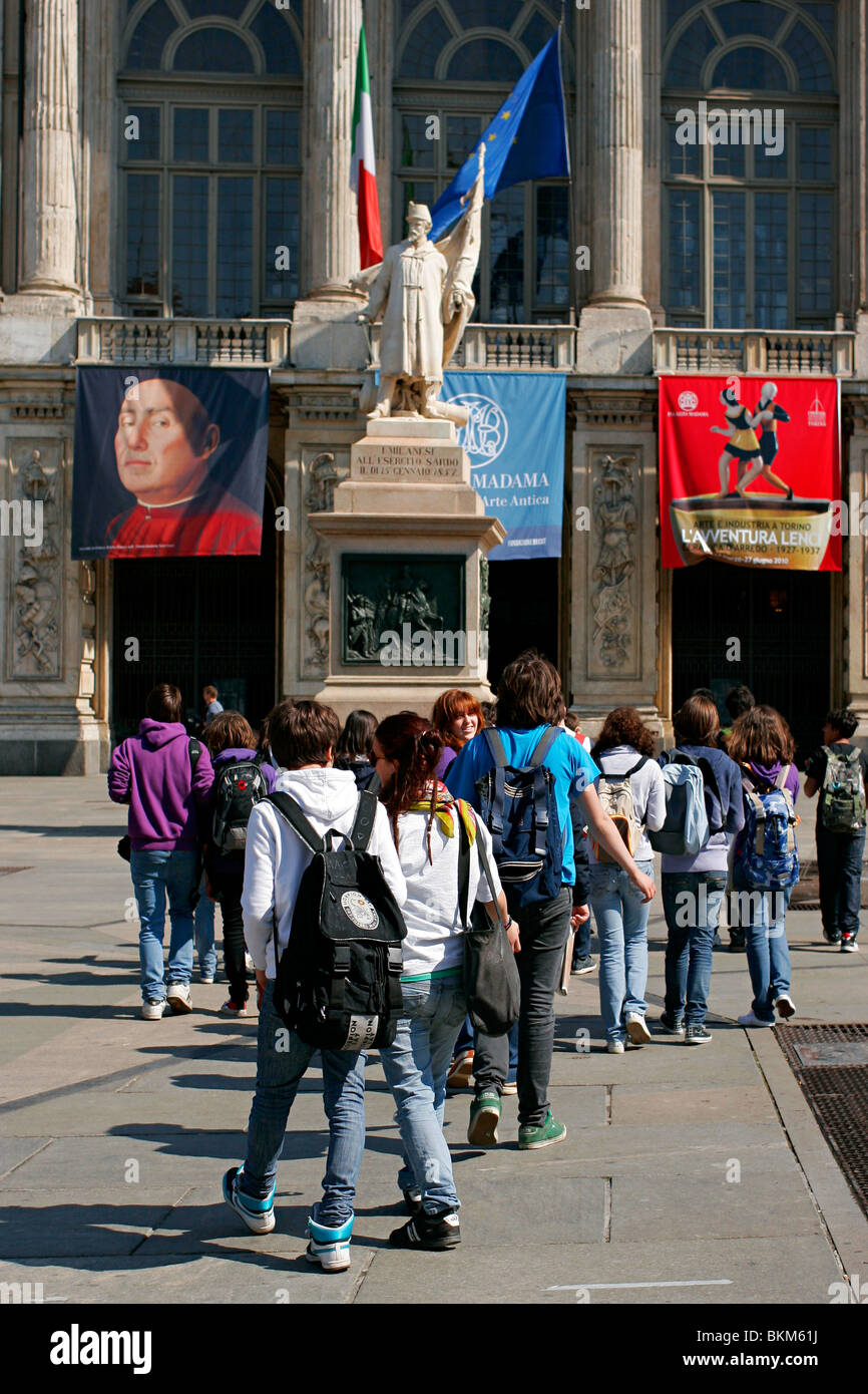 Turisti e studenti in piazza Castello, Torino, Italia Foto Stock