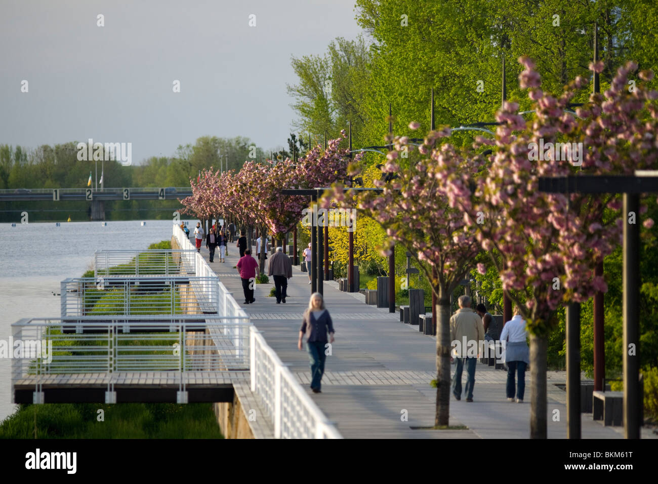 La prevista-out esplanade di Vichy per pedoni e per chi ama fare jogging (Francia). L'esplanade aménagée de Vichy pour piétons et joggeurs. Foto Stock