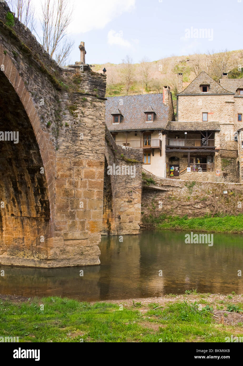 Contrafforte di asini indietro ponte che attraversa il fiume Aveyron al villaggio Belcastel Aveyron Francia Foto Stock