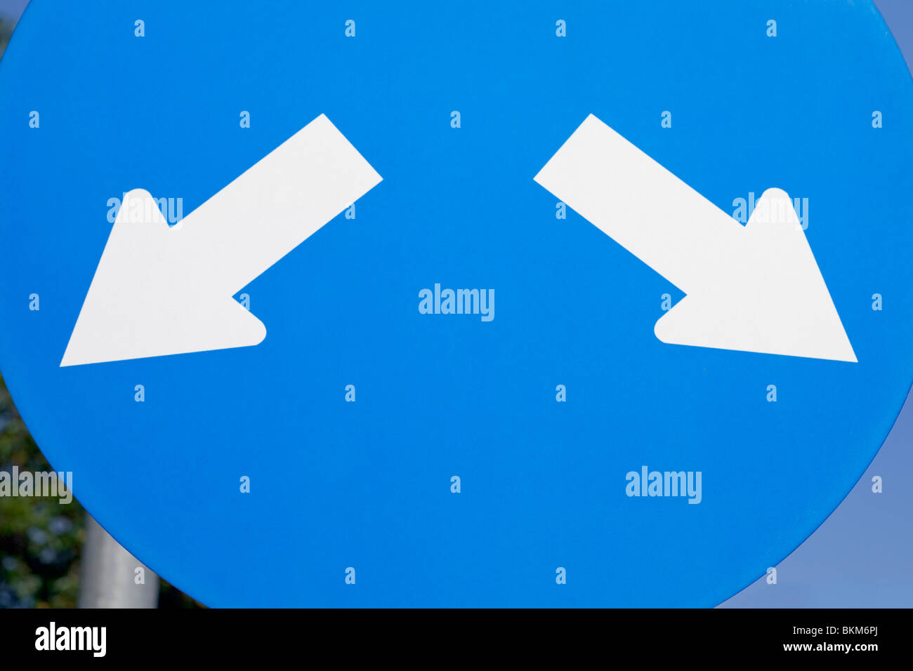 Un traffico stradale segno indicante a sinistra e a destra girando in avanti solo Foto Stock