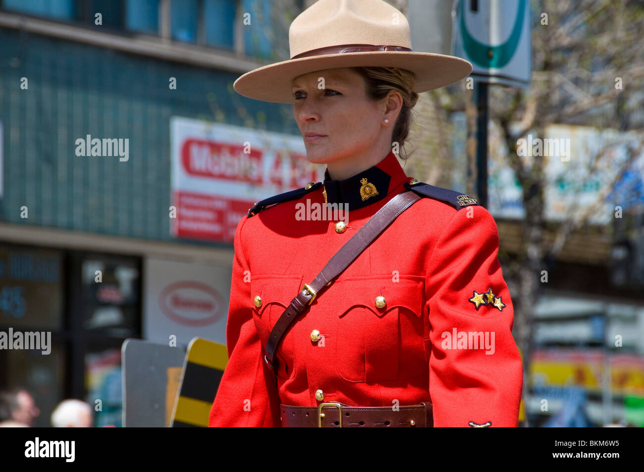 Funzionario femmina Royal Canadian polizia montata Marzo a Montreal Foto Stock