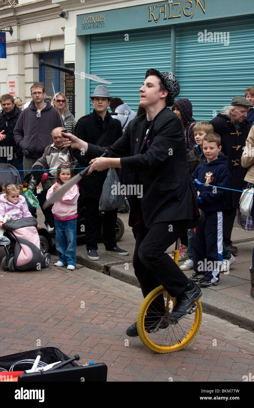 Street mago artista sul monocycle bambini nero Foto Stock