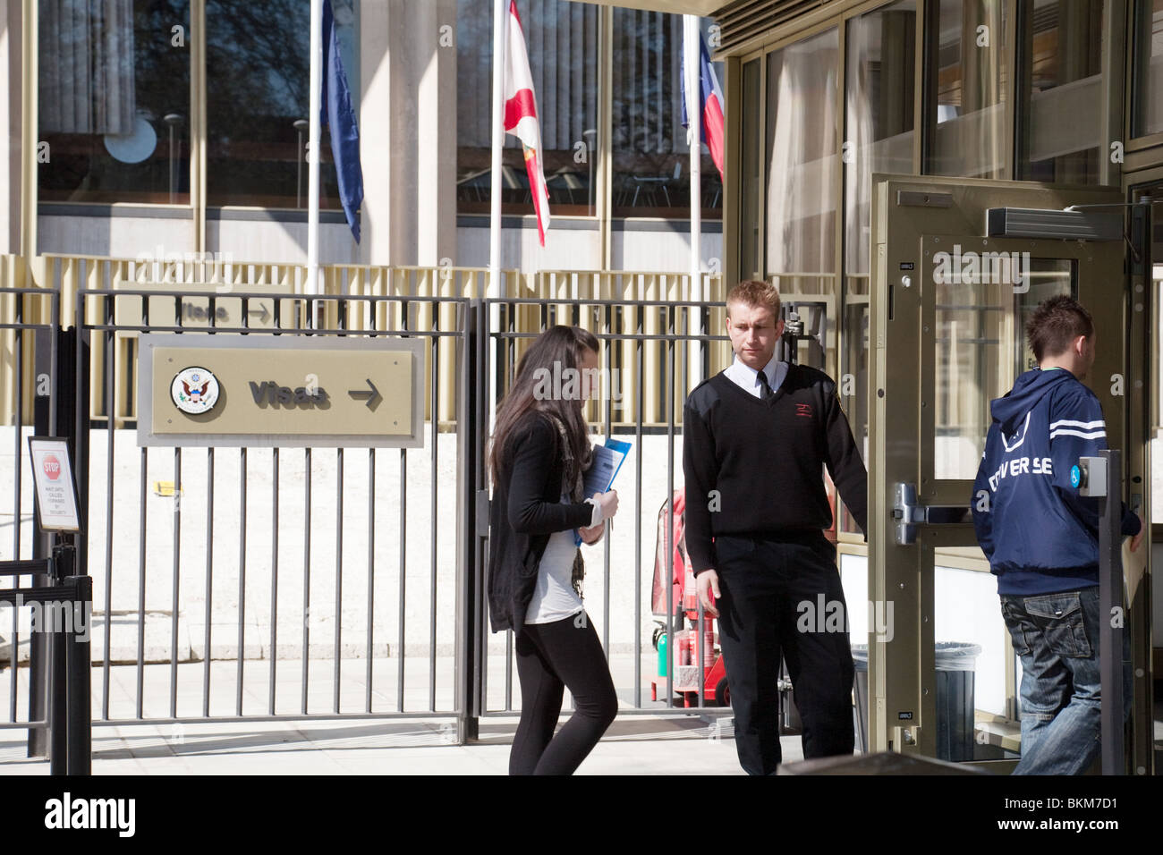 Sicurezza per gli adolescenti britannici di applicare per i visti, l'ambasciata USA, Grosvenor Square, London REGNO UNITO Foto Stock