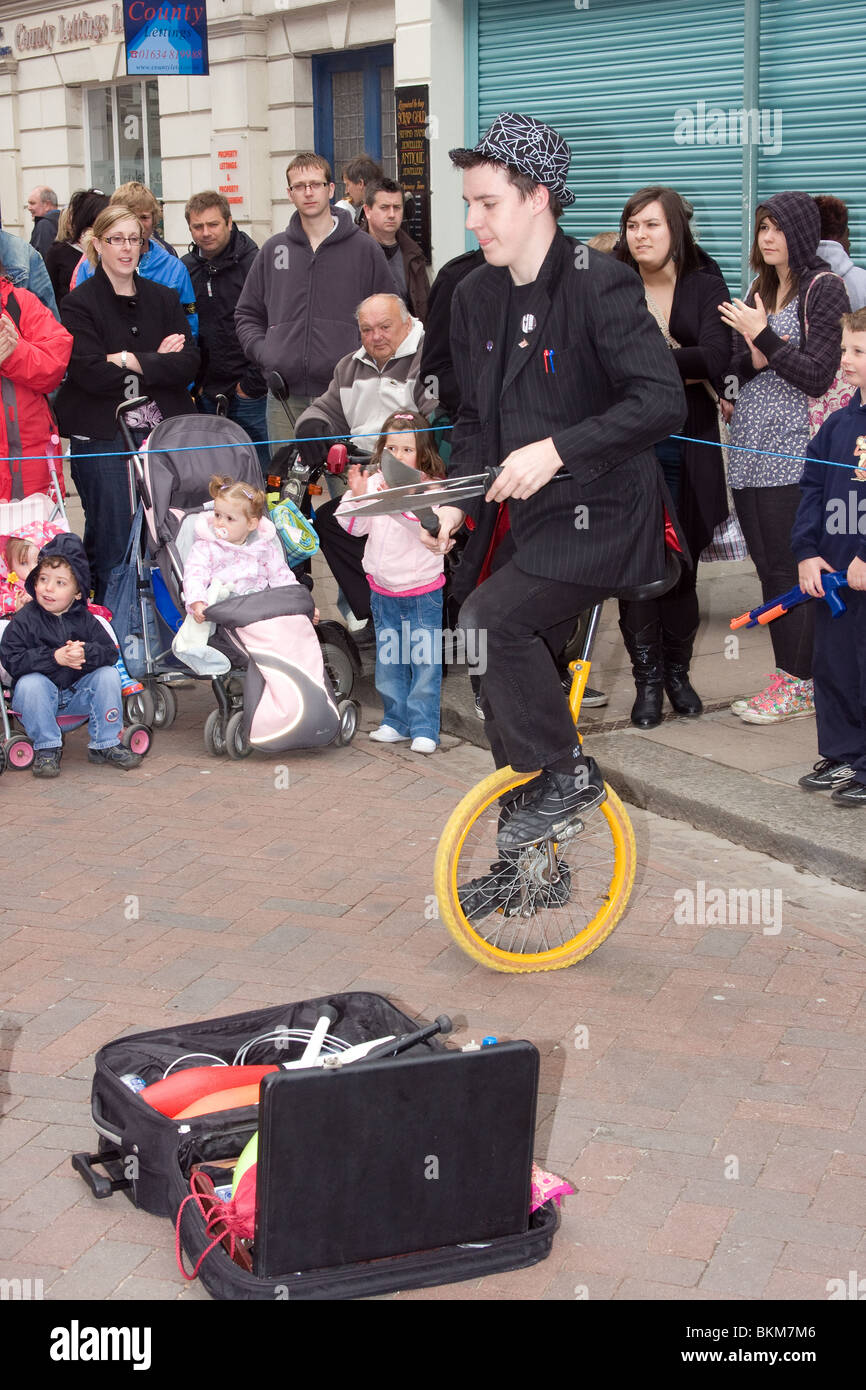Street mago artista sul monocycle bambini nero Foto Stock