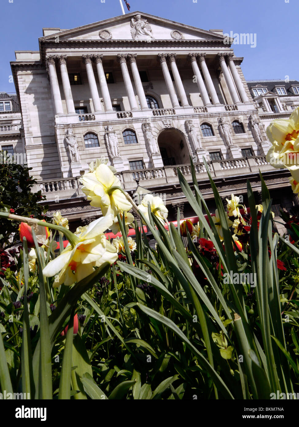 Bank of England, con letto di fiori raffigurante germogli verdi di recupero, la crescita Foto Stock