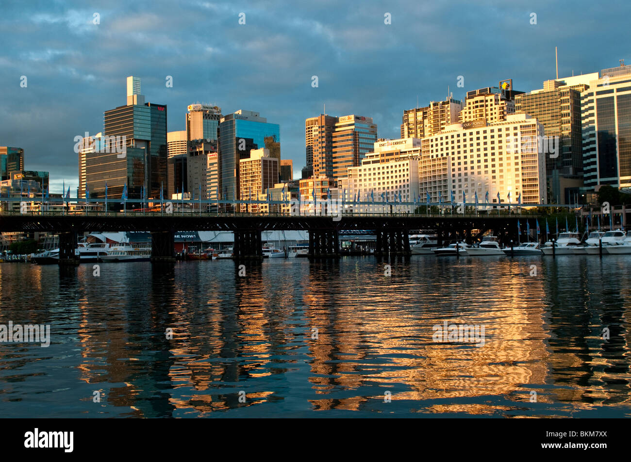 Pyrmont Bridge, il Darling Harbour e gli edifici del CBD di Sydney, Australia Foto Stock