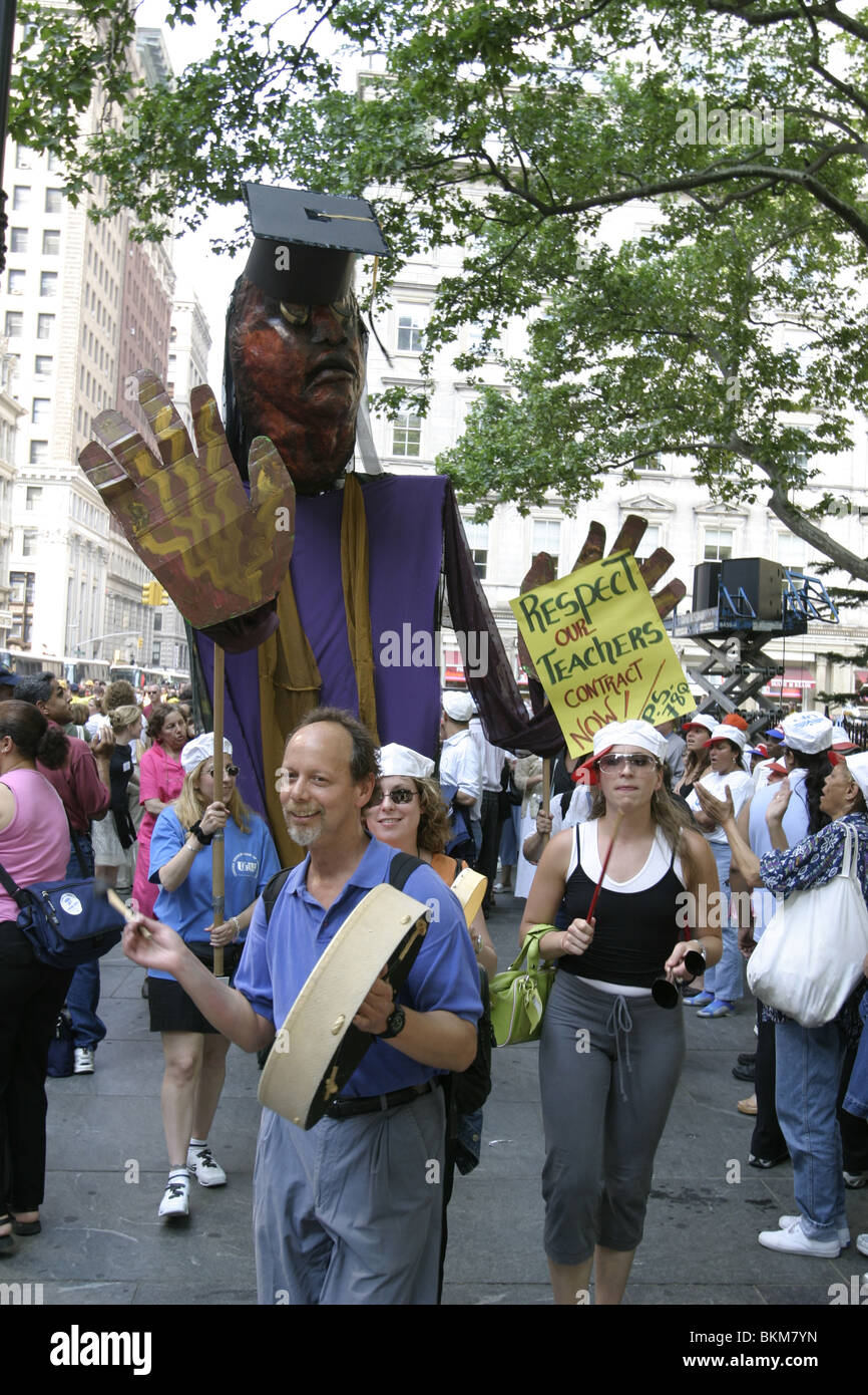 La città di New York gli insegnanti a un' unione di rally per i salari più elevati su Broadway a New York City. Foto Stock