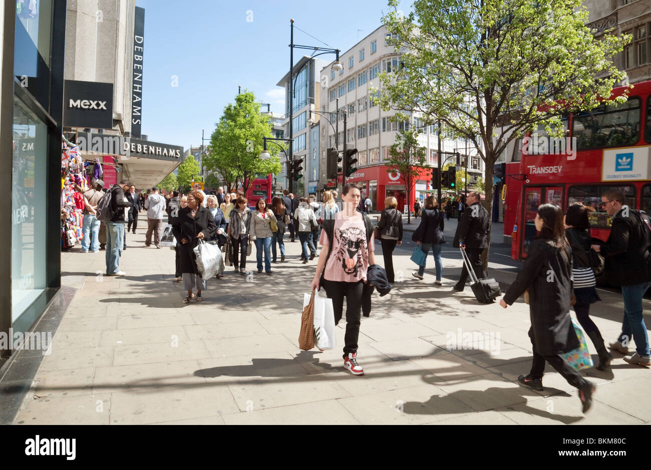 Gli amanti dello shopping, negozi in una giornata di sole in estate; Oxford Street, London REGNO UNITO Foto Stock