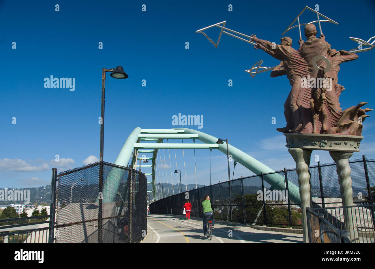 Berkely grande popolo, arte pubblica, sono su entrambe le estremità di un ponte pedonale che attraversa una strada a Berkeley, California Foto Stock