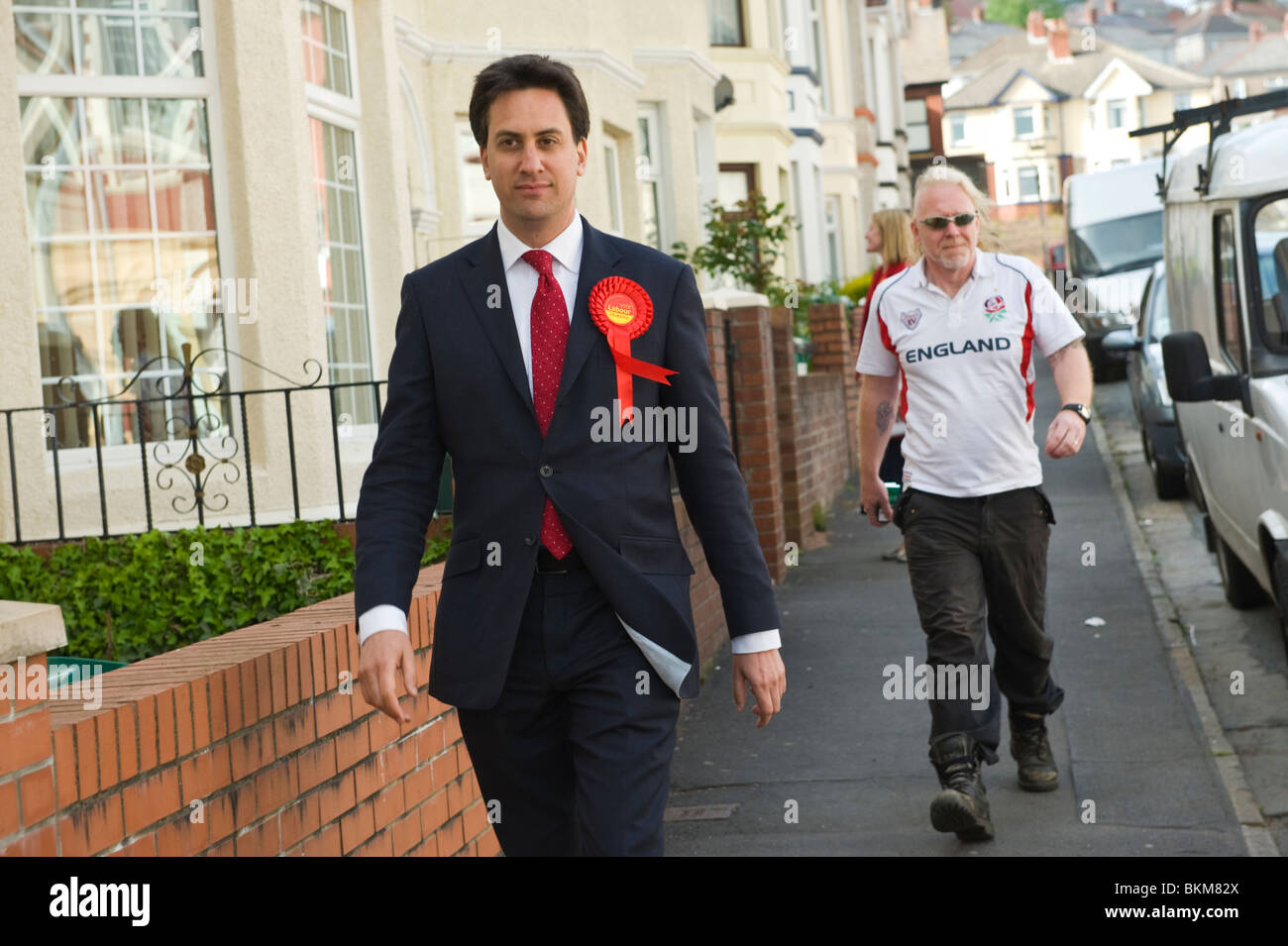 Il lavoro politico del partito Ed Miliband battono durante il 2010 elezioni generali in Oriente Newport South Wales UK Foto Stock