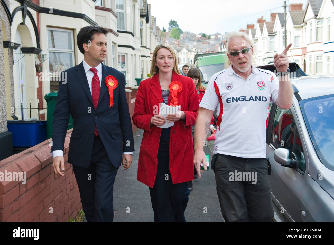 La manodopera politici di partito Jessica Morden ed Ed Miliband battono durante il 2010 elezioni generali in Oriente Newport South Wales UK Foto Stock