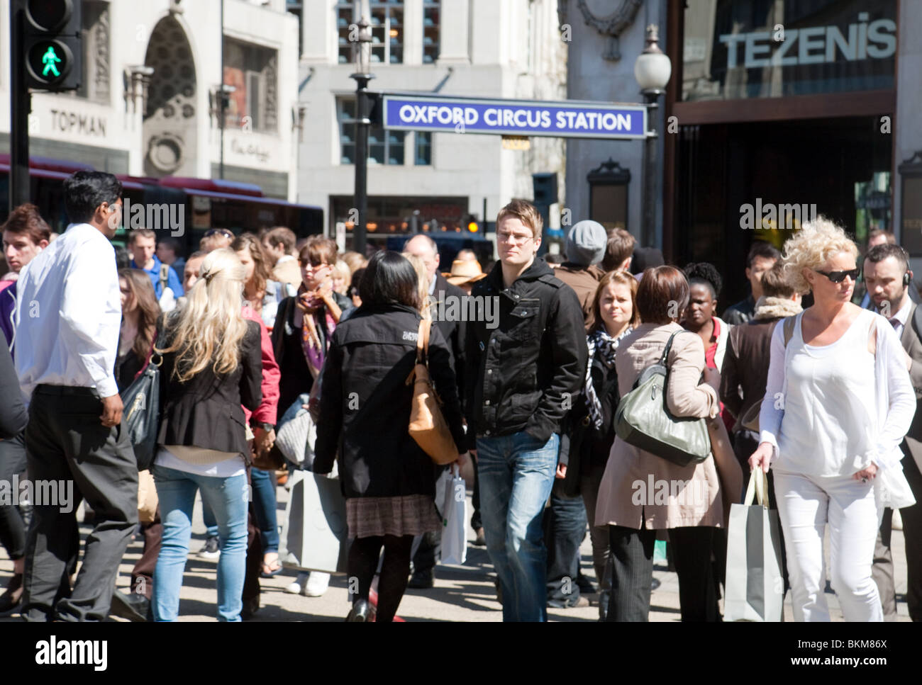 Una folla di gente che a Oxford Circus, London REGNO UNITO Foto Stock