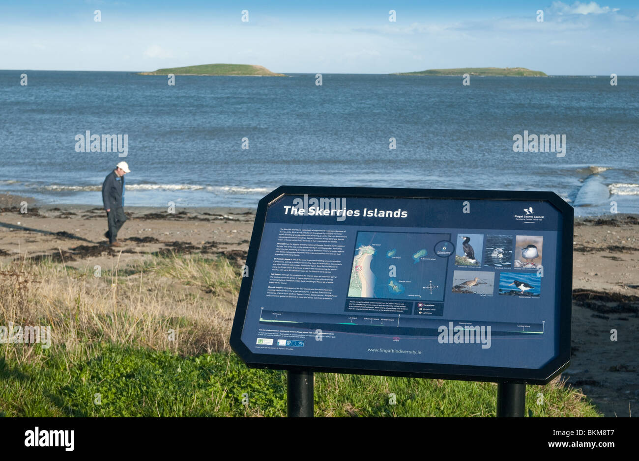 Un avviso pubblico sulla spiaggia a Skerries, County Dublin, Irlanda, dicendo circa le isole e della fauna e flora selvatiche Foto Stock
