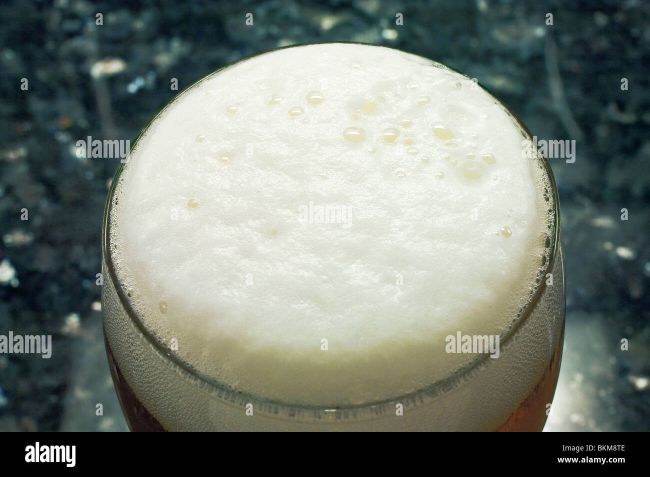 La testa di un rinfrescante bicchiere di birra Foto Stock