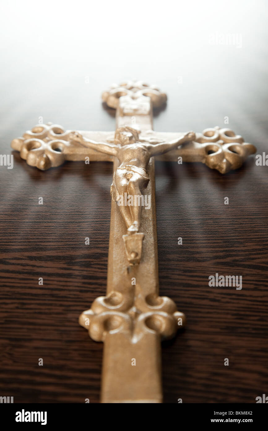 Biblegifts Crocifisso In Legno Scuro E Ottone 22,9 Cm - Gesù In Croce Da Appendere - Simbolo Religioso - 5