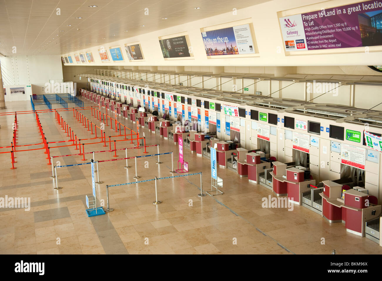 Aeroporto banchi check-in vuoto voli annullati Foto Stock