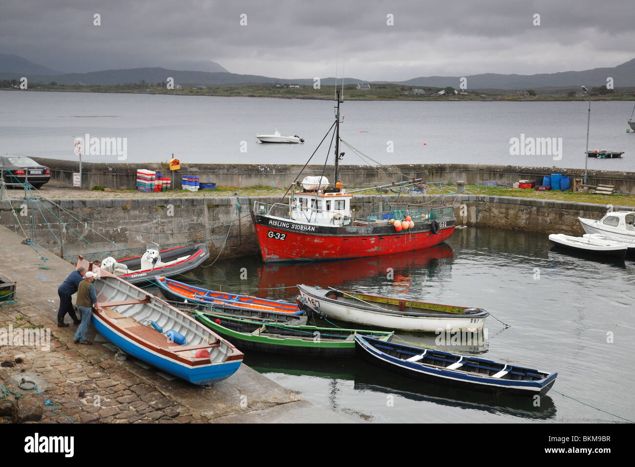 Barche da pesca nel porto di Roundstone, Connemara, Irlanda Foto Stock