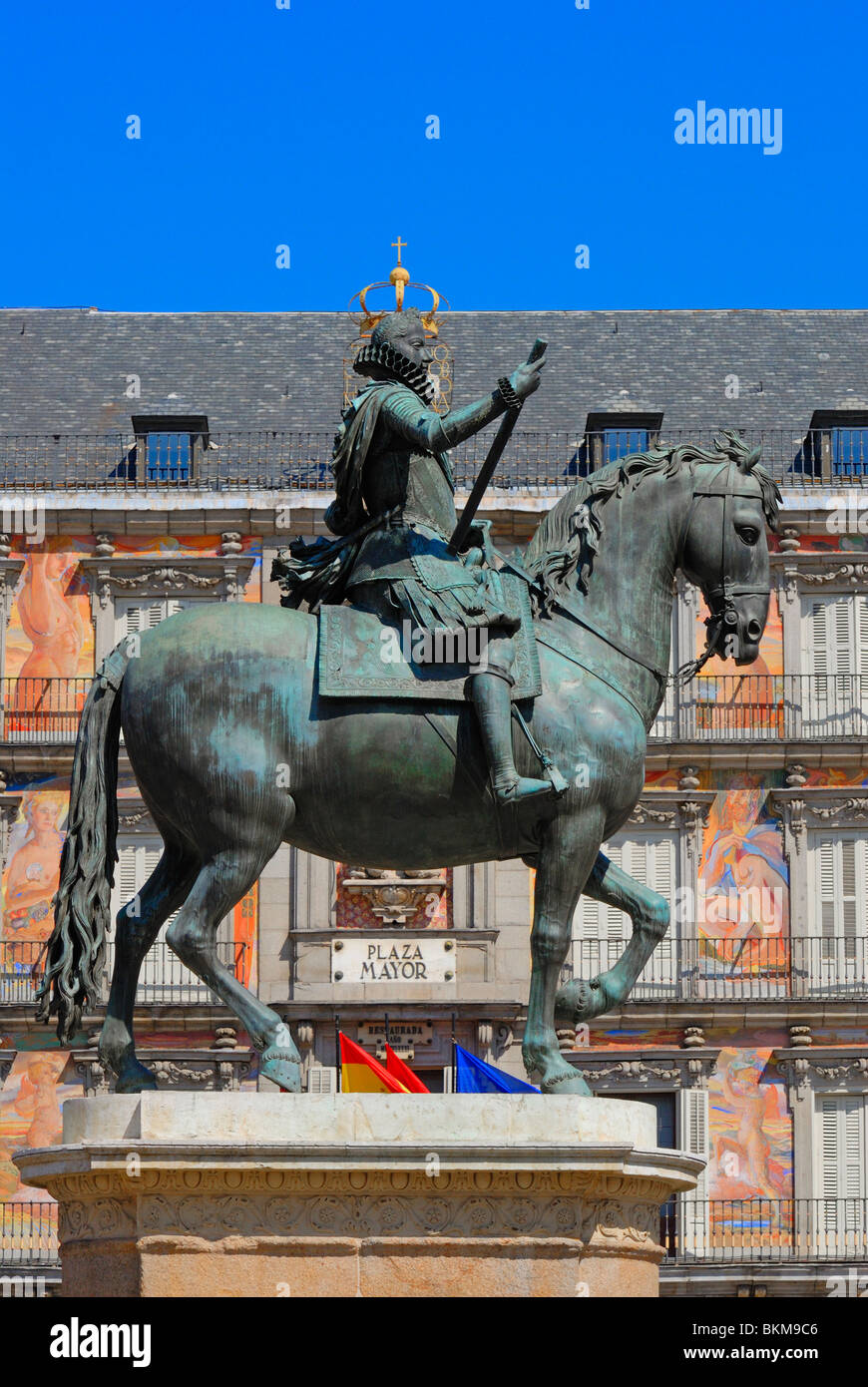 Madrid, Spagna. Plaza Mayor. Statua equestre in bronzo (1616) di Philip (Felipe) III e la Casa de la Panaderia (16thC) Foto Stock