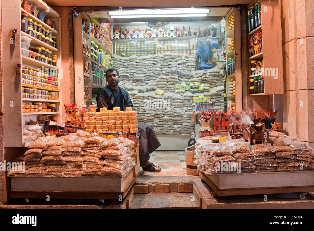 Pressione di stallo di mercato nel souk Muttrah, Muscat Oman Foto Stock