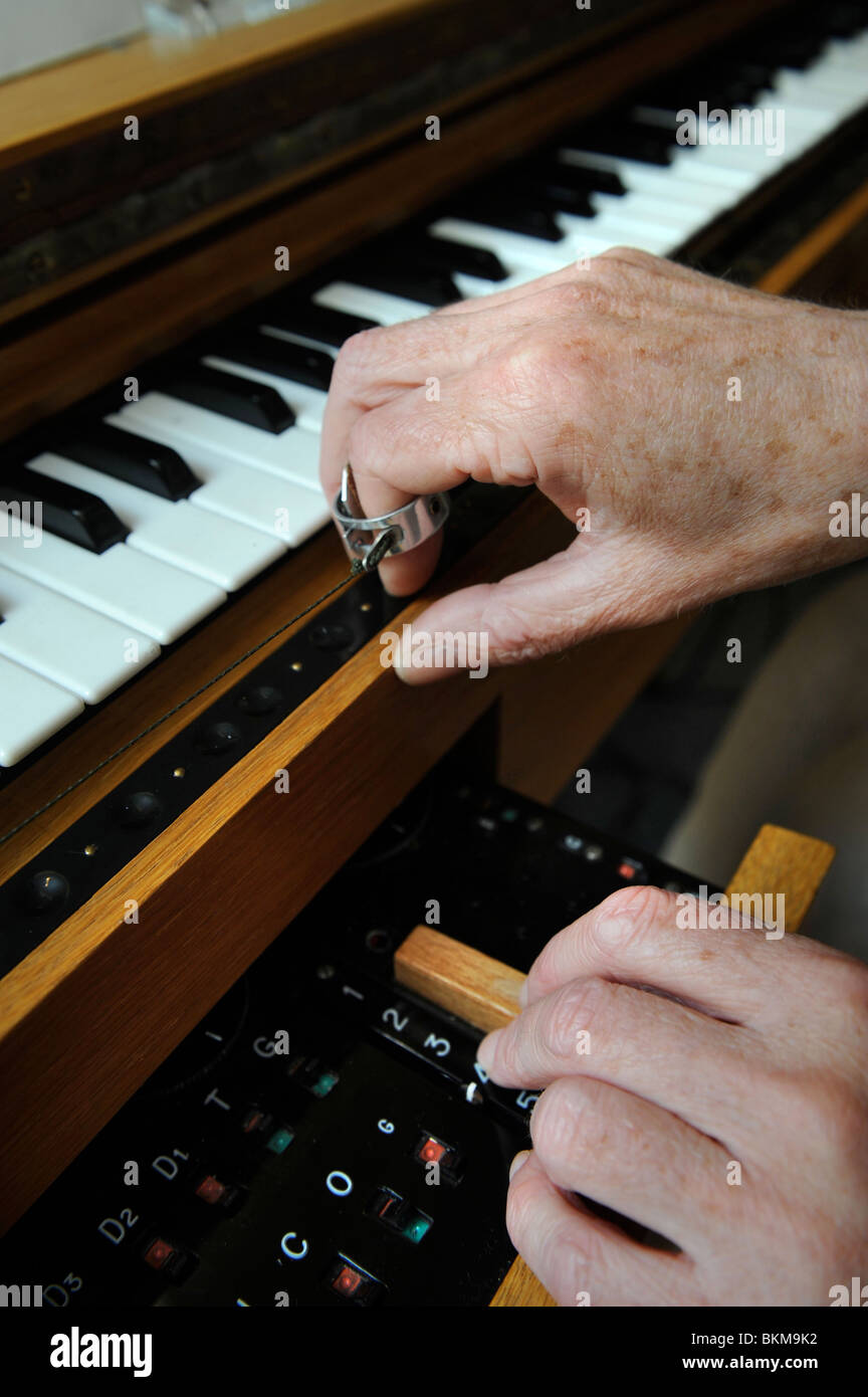 Dettaglio di Cynthia mugnai mani - un esperto a giocare il ondes Martenot - Symphony Hall Birmingham Maggio 2008 Foto Stock