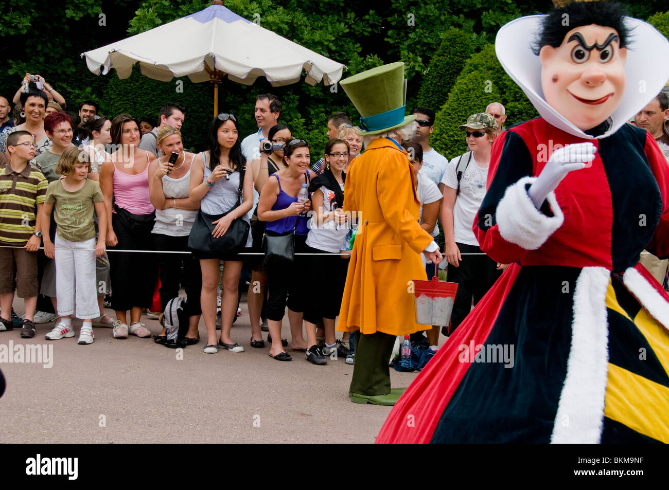 Parigi, Francia, Parchi a tema, pubblico e performer, Disneyland Paris, folla che guarda Main Street USA Parade Foto Stock