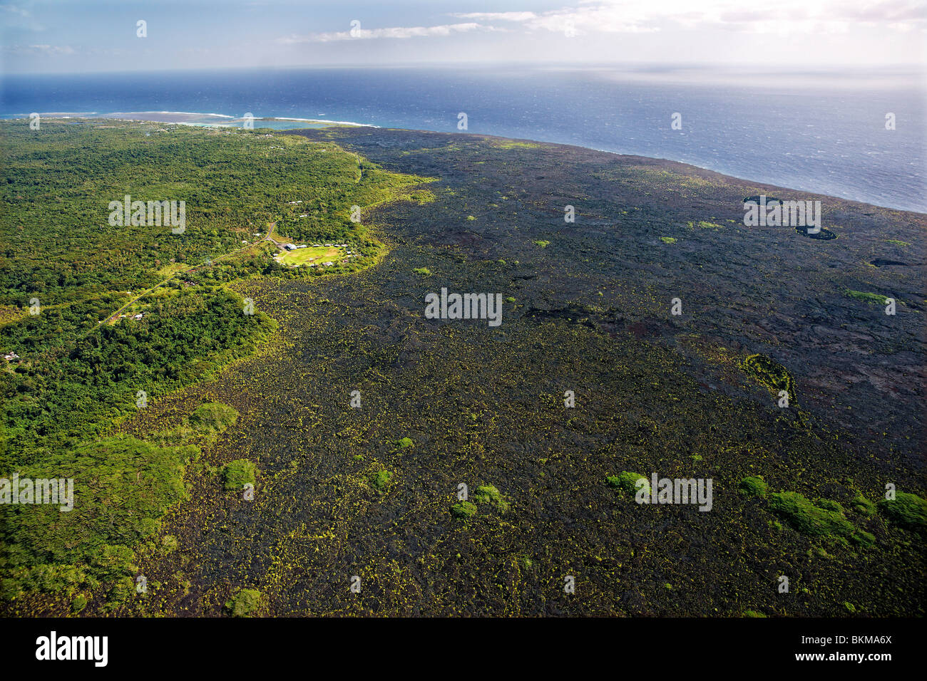 Vista aerea del villaggio Mauga e flusso di lava, Savaii, Samoa Foto Stock