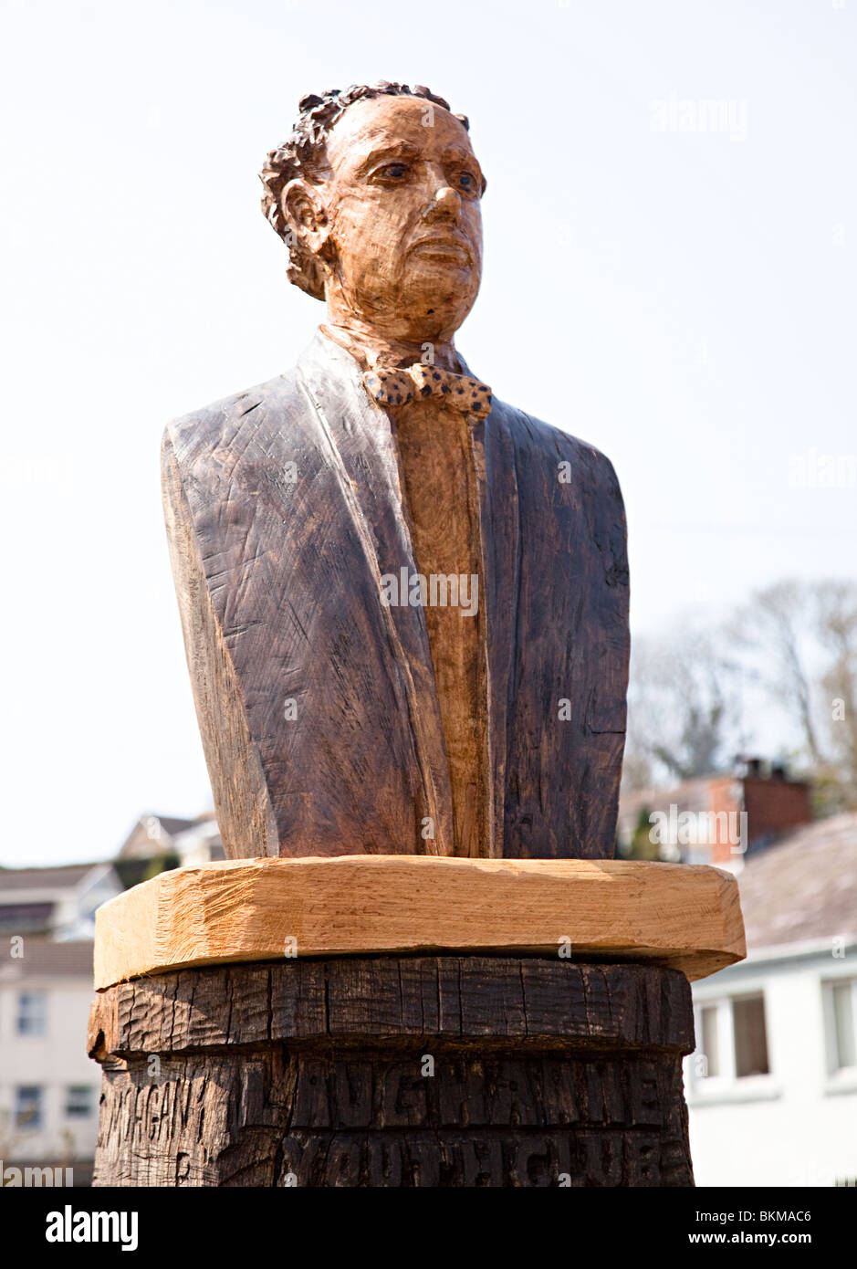 In legno intagliato busto di Dylan Thomas nella sua città natale di Laugharne Wales UK Foto Stock