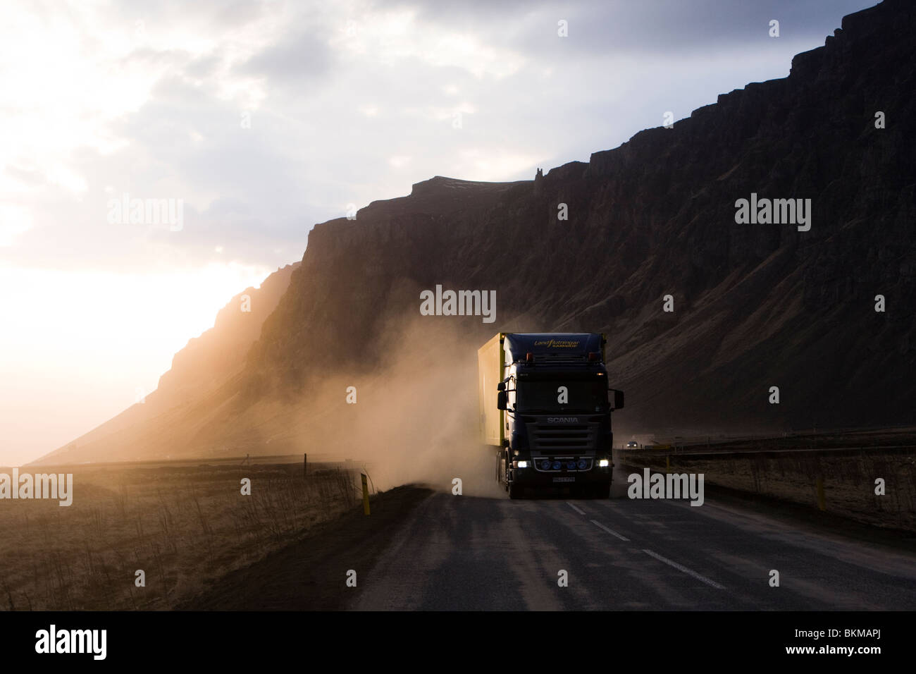 Autostrada 1 è una strada a tenuta stagna ma è coperto da cenere vulcanica dall'eruzione vulcanica nel ghiacciaio Eyjafjallajokull, Sud dell'Islanda. Foto Stock