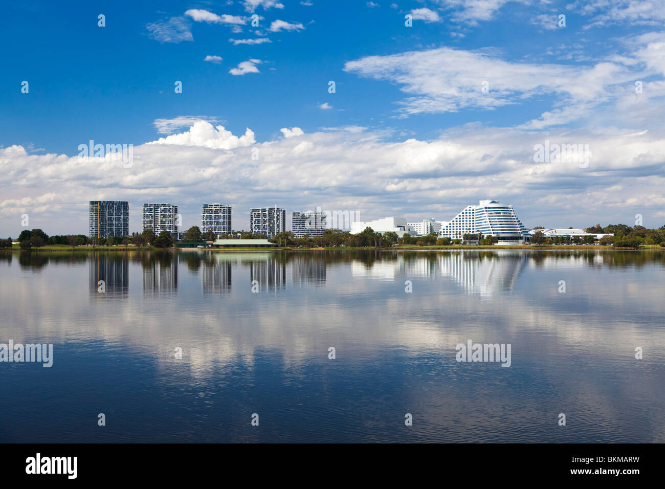 Burswood Casino e edifici di appartamenti si riflette nel fiume Swan. Perth, Western Australia Foto Stock
