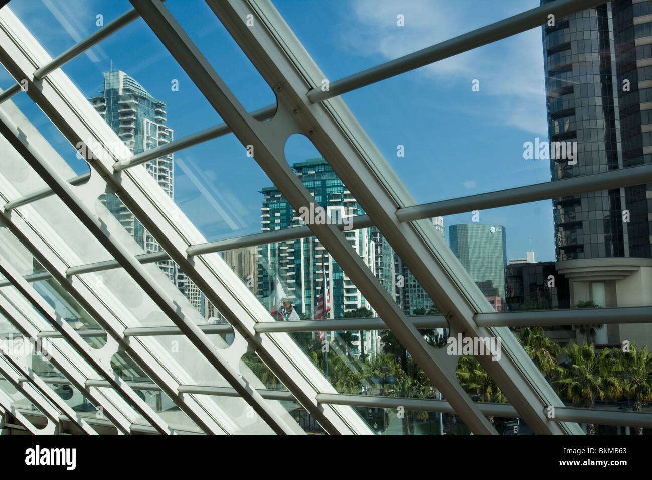 Edifici nel centro cittadino di San Diego come visto attraverso il vetro inclinato parete in San Diego Convention Center Foto Stock