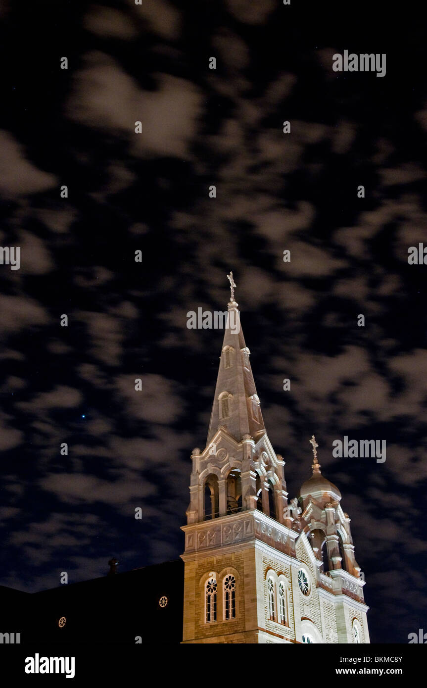 Night Shot di una chiesa cattolica con eerie sky. Foto Stock