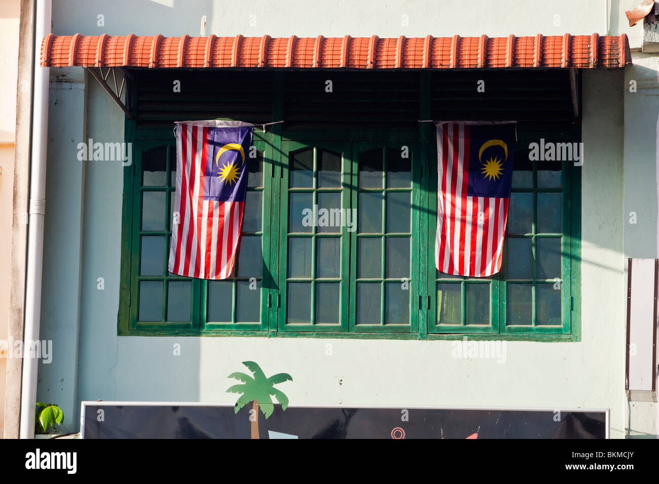 Malaysian bandiere su una bottega cinese sul Main Bazaar. Kuching, Sarawak, Borneo Malese. Foto Stock Malaysian bandiere su una bottega cinese sul Main Bazaar. Kuching, Sarawak, Borneo Malese. Foto Stock