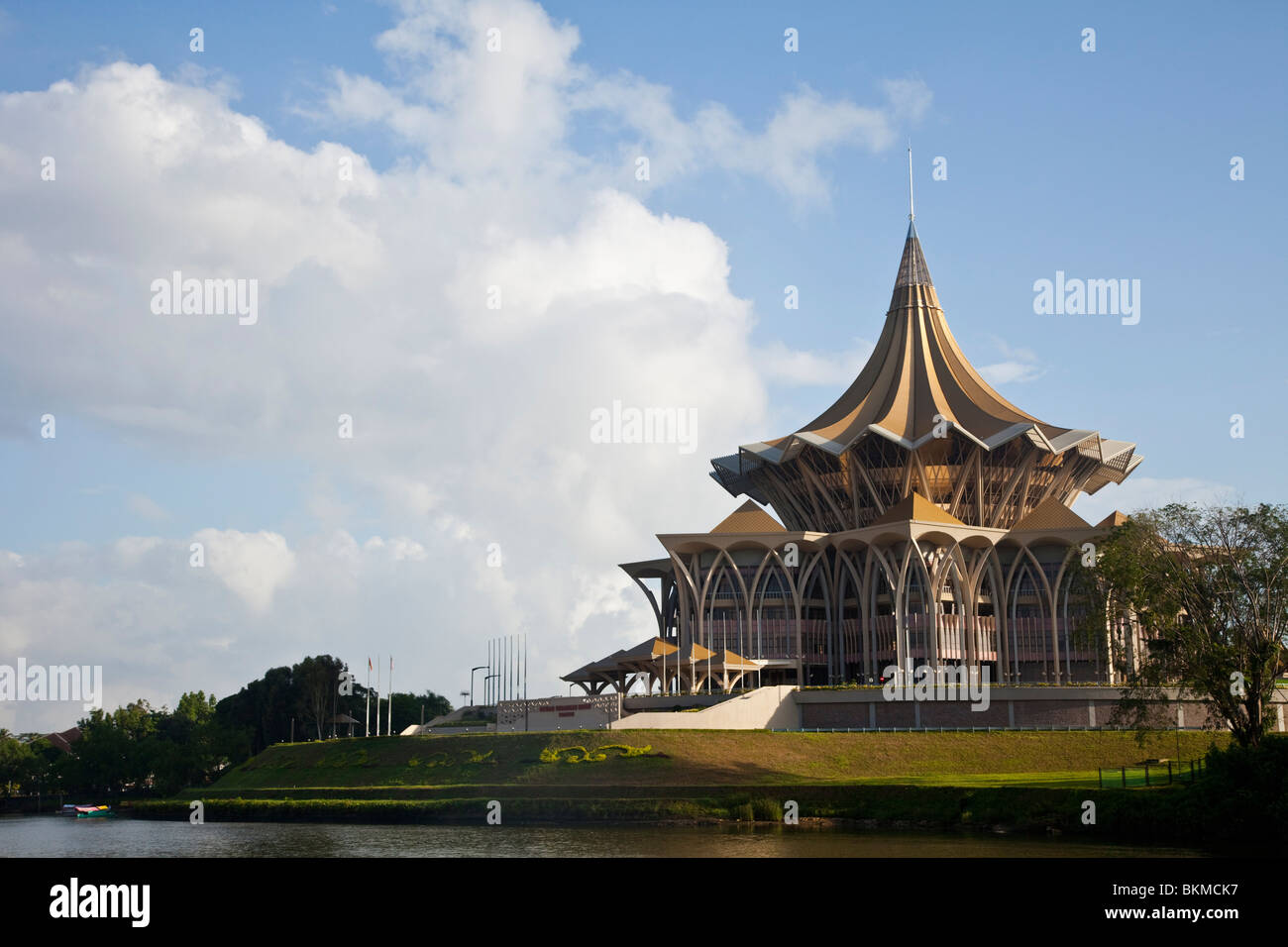 Stato di Sarawak assemblea legislativa edificio sul fiume Sarawak. Kuching, Sarawak, Borneo Malese. Foto Stock