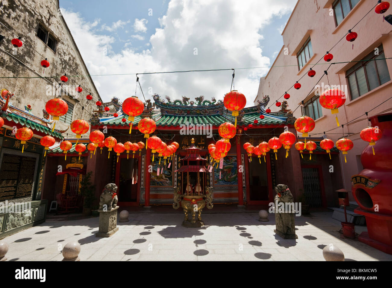 Le lanterne cinesi decorare l ingresso ha cantato Ti Miao tempio sulla Jalan falegname. Chinatown, Kuching, Sarawak, Borneo Malese. Foto Stock