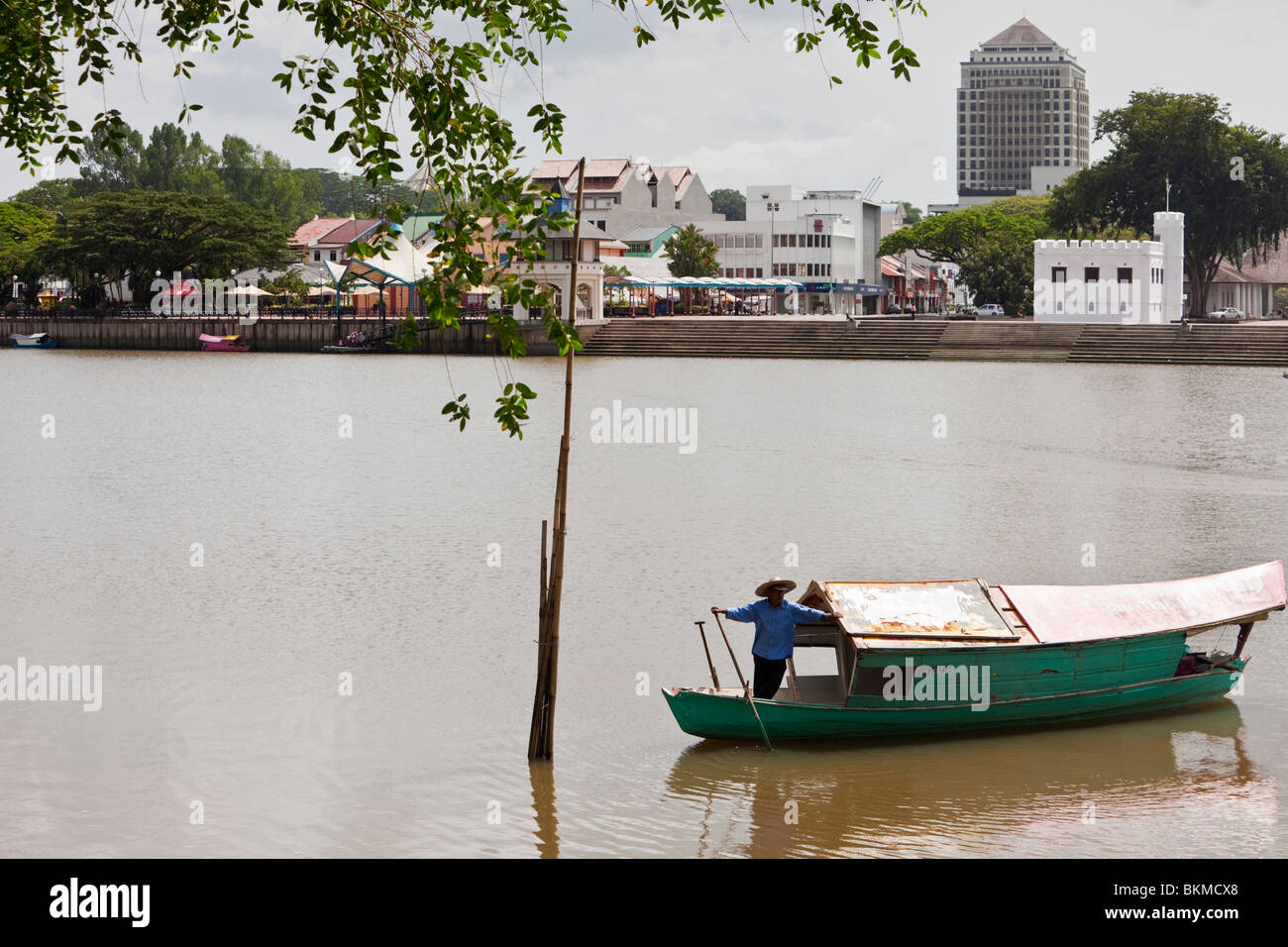 Tambang (sampan taxi d'acqua) con la città di Kuching waterfront al di là. Kuching, Sarawak, Borneo Malese. Foto Stock