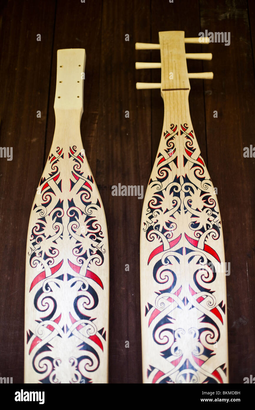 Due Sape - un liuto-style strumento utilizzato dall'etnia Orang Ulu. Sarawak Villaggio Culturale, Kuching, Sarawak, Borneo, Malaysia Foto Stock