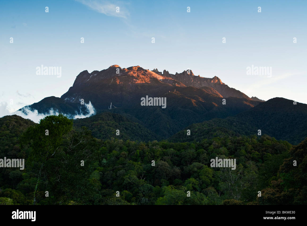 Mt Kinabalu all'alba. 4100 metri di picco è il sud-est asiatico è la montagna più alta. Kinabalu National Park, Sabah Borneo Malese. Foto Stock