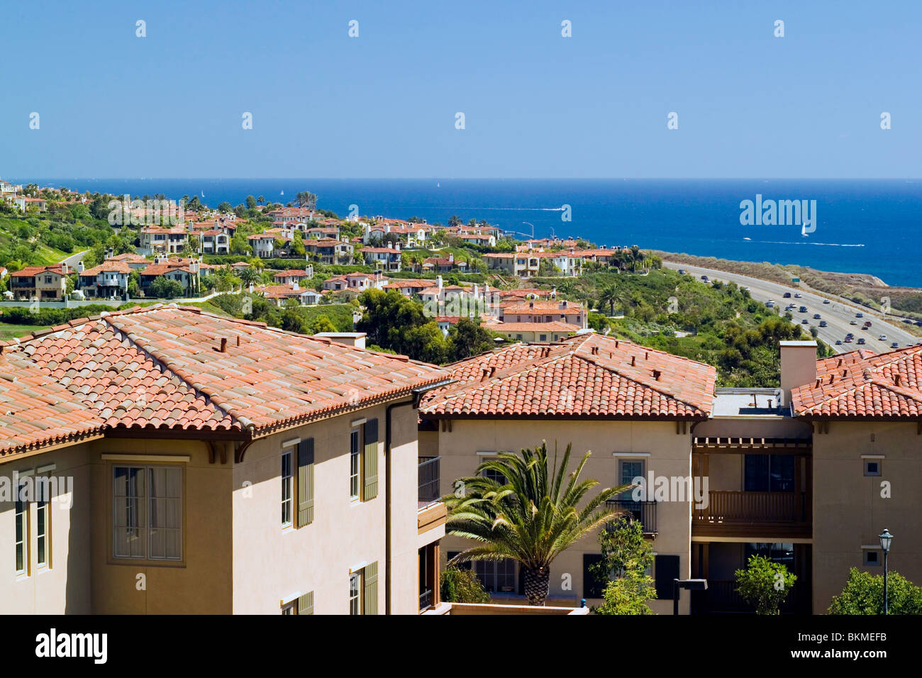 Newport Coast in stile mediterraneo e le case con tetti di tegole rosse si affacciano sulla Pacific Coast Highway e l'Oceano Pacifico a Newport Beach, California, Stati Uniti d'America. Foto Stock