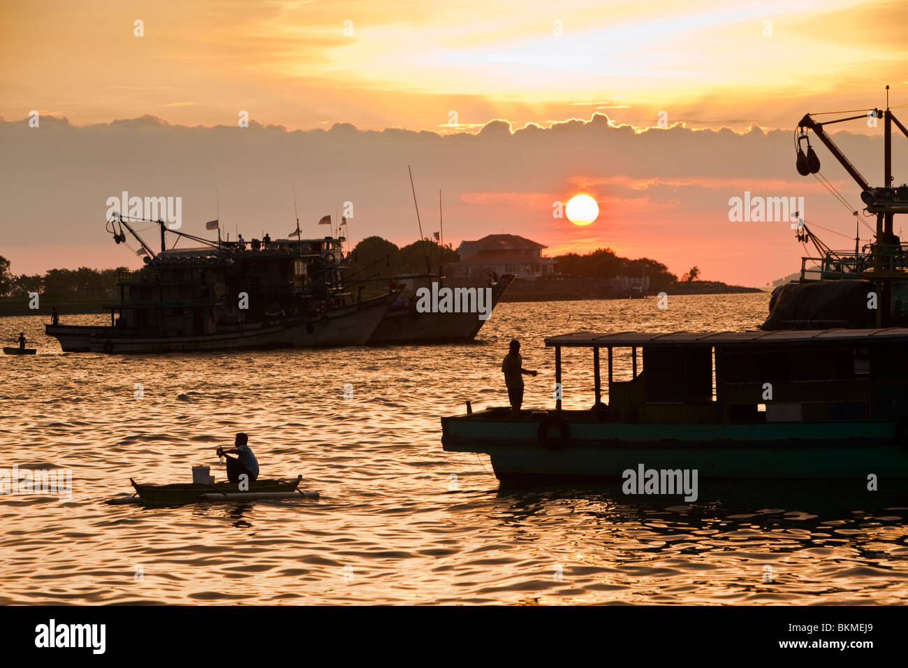 Il sole tramonta su barche da pesca nel Mar della Cina. Kota Kinabalu, Sabah Borneo Malese. Foto Stock