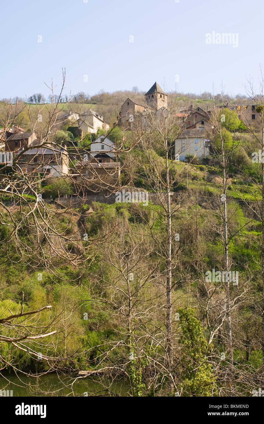 Il bellissimo borgo collinare di La Garde Viaur con alberi da bosco di Tarn Midi-Pirenei Francia Foto Stock
