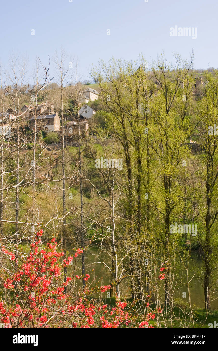 Il bellissimo borgo collinare di La Garde Viaur con alberi da bosco di Tarn Midi-Pirenei Francia Foto Stock