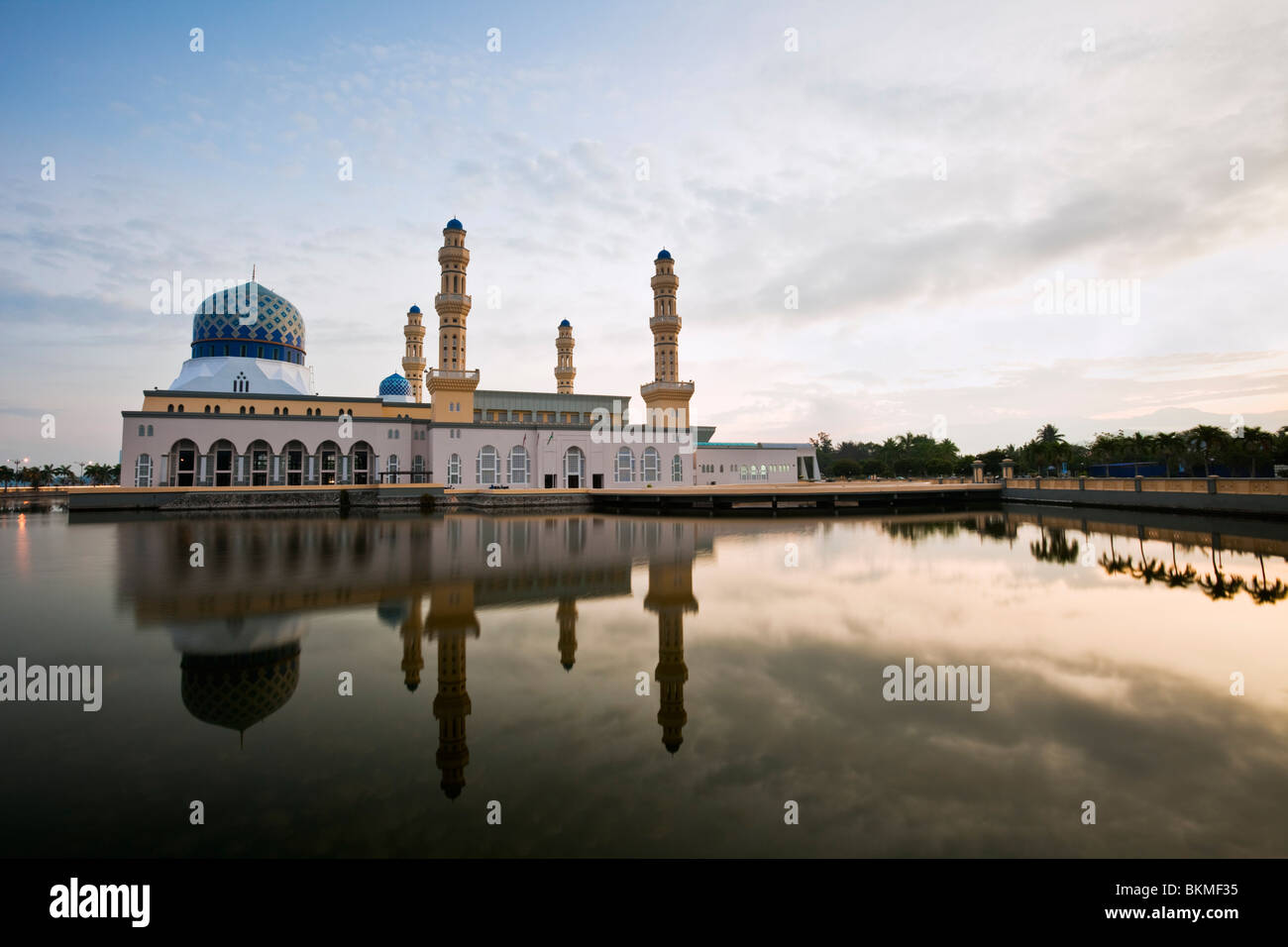 La città di Kota Kinabalu moschea. Baia di Likas, Kota Kinabalu, Sabah Borneo Malese. Foto Stock
