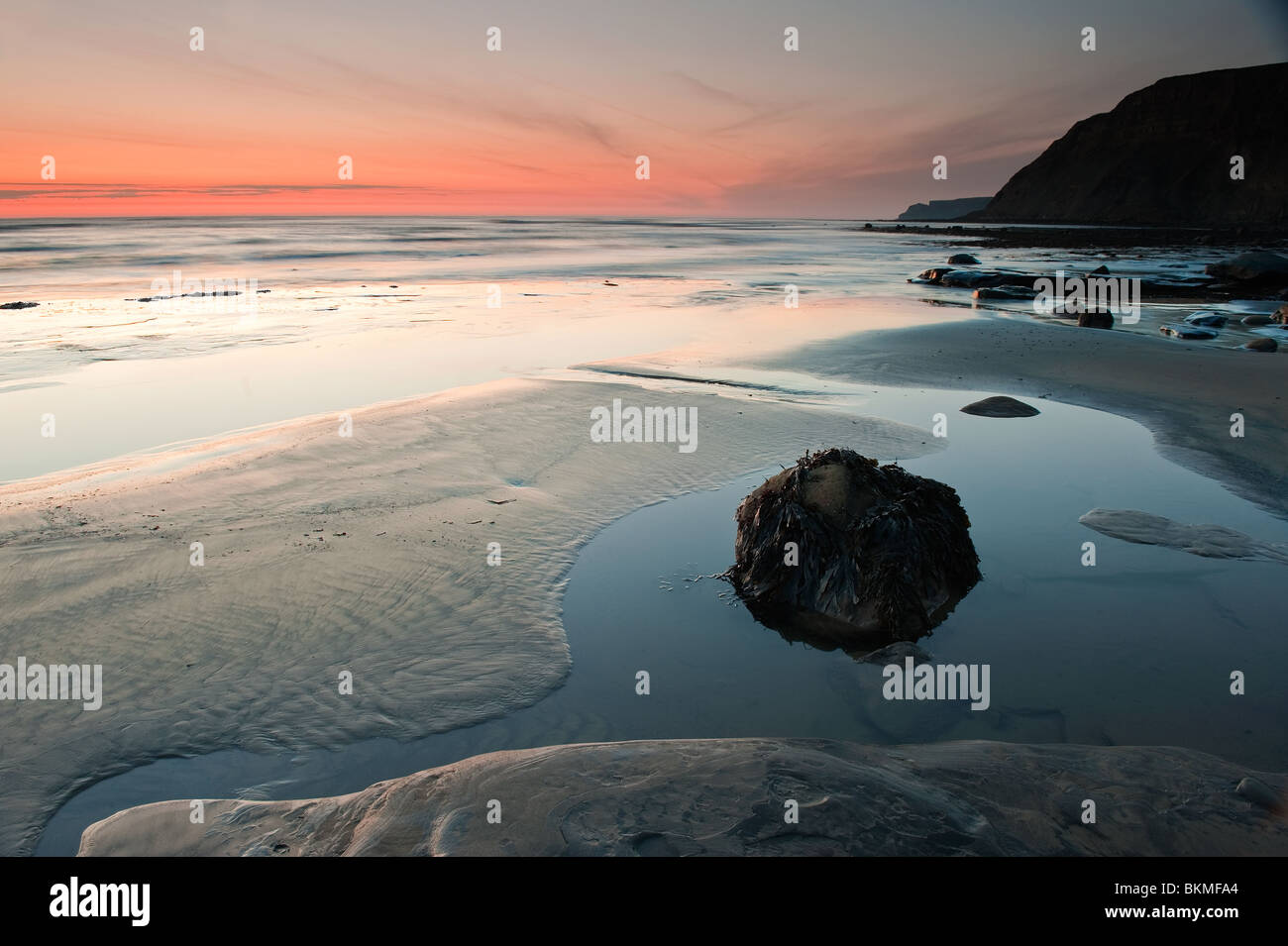 Pre alba luce sulla spiaggia a Port Mulgrave vicino Staithes Foto Stock