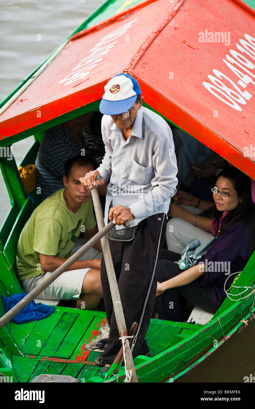 Un barcaiolo dirige il suo tambang (sampan taxi d'acqua), davanti al Fiume Sarawak. Kuching, Sarawak, Borneo Malese. Foto Stock